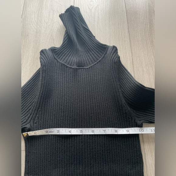 Banana Republic Ribbed Turtleneck Sweater, Short sleeve, Black, XS - Picture 3 of 8
